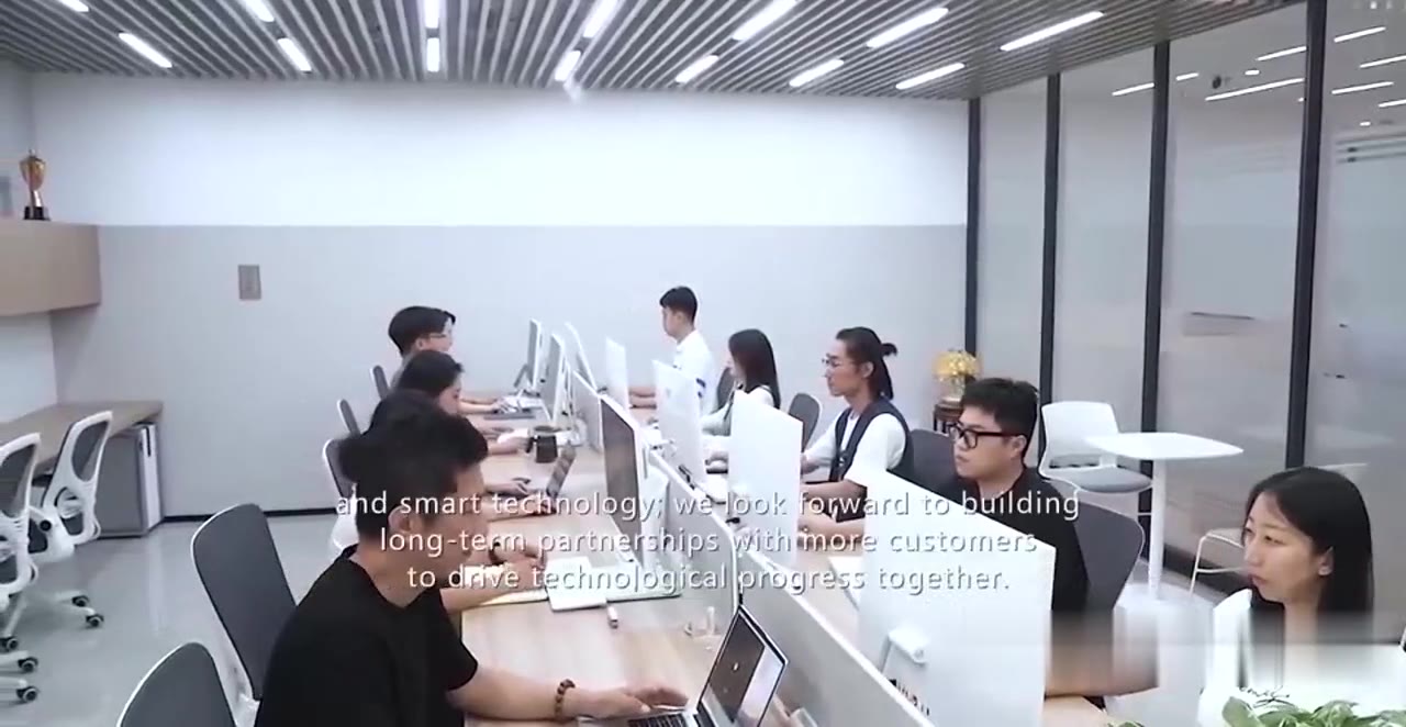 e-uniwill sales team discussing OEM display project requirements with customer