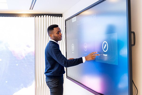 Customer starting a presentation with one touch in a meeting room