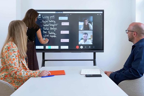 Hybrid meeting with remote teammates on an E-UNIWILL interactive display