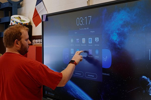 Customer opening classroom apps on an E-UNIWILL interactive display